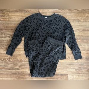 Women’s Old Navy leopard sweatpants and sweatshirt lounge set size medium